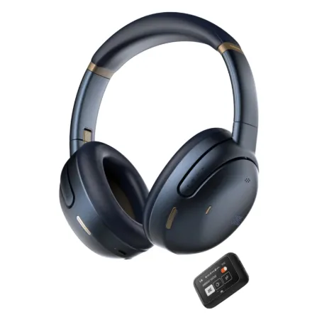 Беспроводные наушники JBL Tour One M3 с эргономичным оголовьем, тёмно-синий корпус с золотистыми деталями, аудиопередатчик JBL Smart Tx показан отдельно внизу изображения