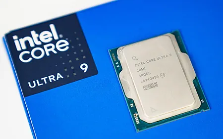 Процессор Intel Core Ultra 9 285K на фоне упаковочной коробки