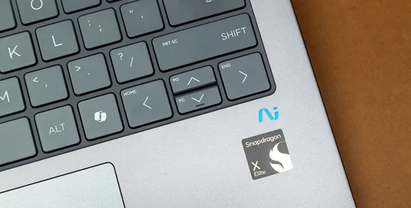 Логотип Snapdragon X Elite на ноутбуке с искусственным интеллектом