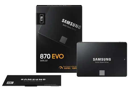 Превосходный SSD Samsung 870 Evo рядом с упаковкой