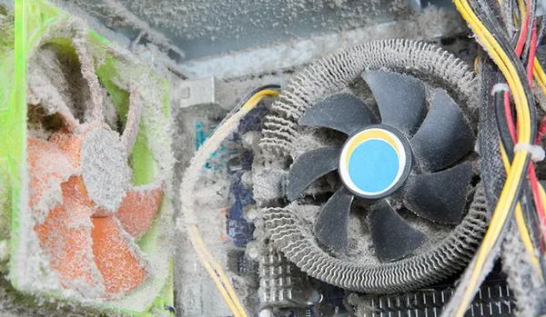 Покрытые пылью вентиляторы компьютера
