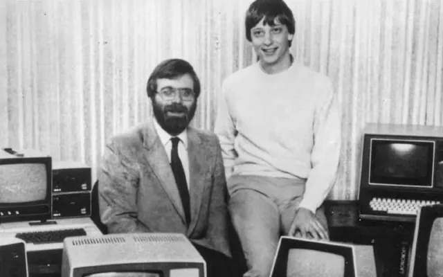 Пол Аллен и Билл Гейтс презентую первую операционную систему