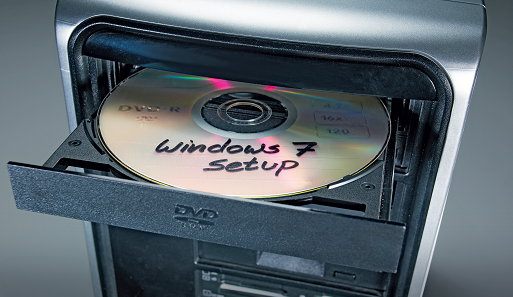 Вставка загрузочного диска Windows в CD-привод компьютера